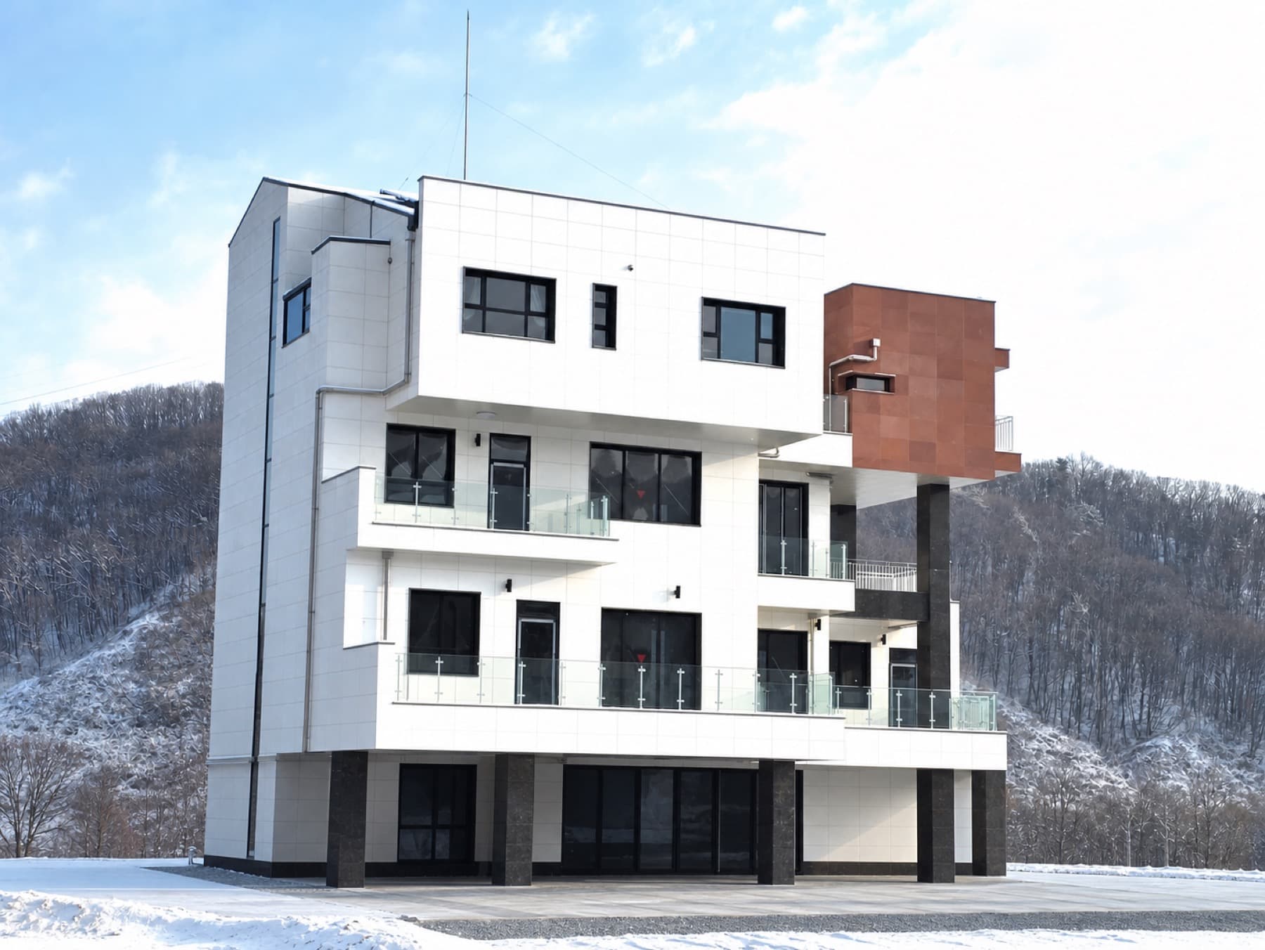 눈 쌓인 숲을 배경으로 보이는 Gogi Lake Space 메인 외관